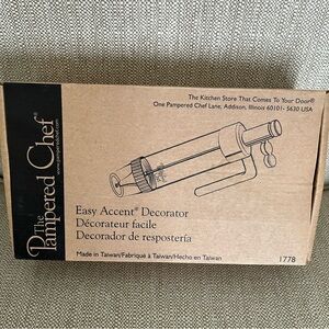 Pampered Chef Easy Accent Decorator in Brown Box